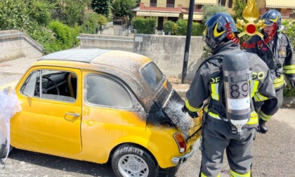 La Fiat 500 d'epoca degli sposi prende fuoco, arrivano i Vigili del Fuoco