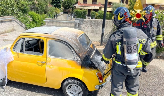 La Fiat 500 d’epoca degli sposi prende fuoco, arrivano i Vigili del Fuoco