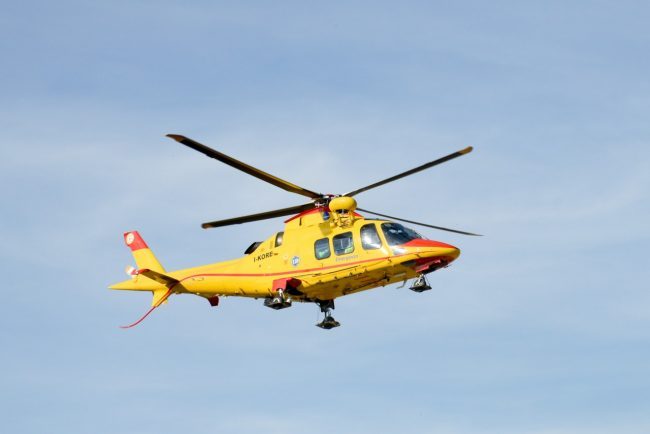Perdono il controllo dell’auto e si schiantano contro un muro, 18enne e 24enne in gravi condizioni