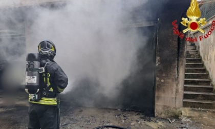 Box in fiamme a Castiglione d'Adda, distrutte quattro moto d'epoca