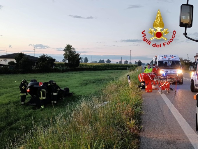 L’auto esce di strada e finisce in un campo, due giovani in ospedale