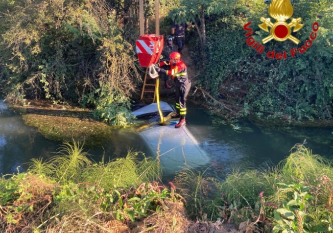 Si schiantano contro un’auto e finiscono nel canale pieno d’acqua, brutto incidente nel Lodigiano