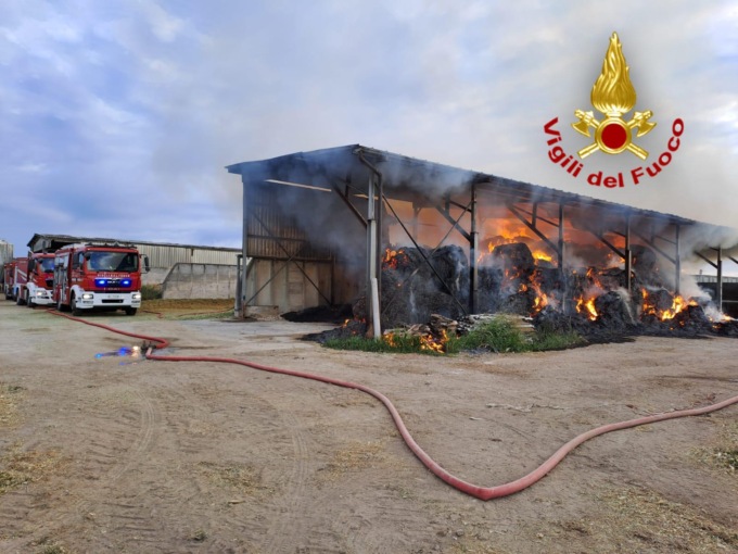Rogo nel fienile: distrutte 200 rotoballe nell’azienda agricola a Pieve Fissiraga