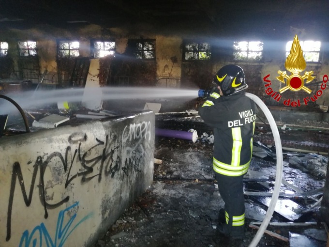 Scoppia un rogo in una cascina disabitata a Lodi, arrivano i vigili del fuoco
