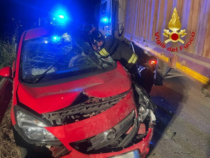 Schianto: auto rimane schiacciata dal camion carico di pomodori