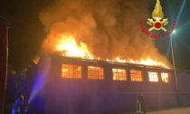 Incendio nel magazzino della plastica, maxi lavoro per i vigili del fuoco