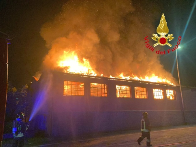 Incendio nel magazzino della plastica, maxi lavoro per i vigili del fuoco