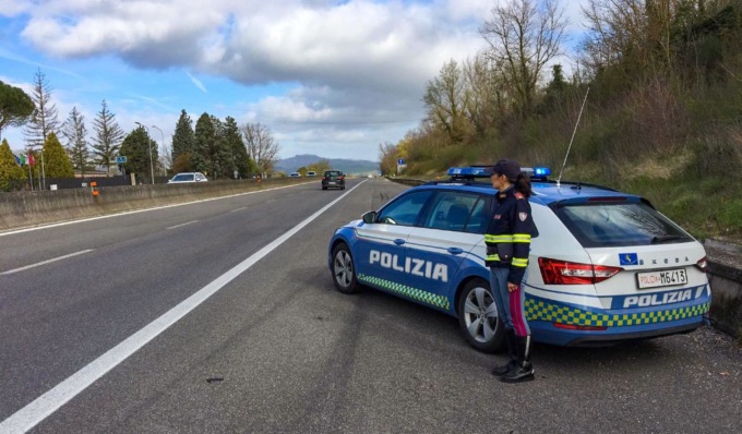Nel baule dell’auto nascondono uno zainetto contenente due chili di hashish