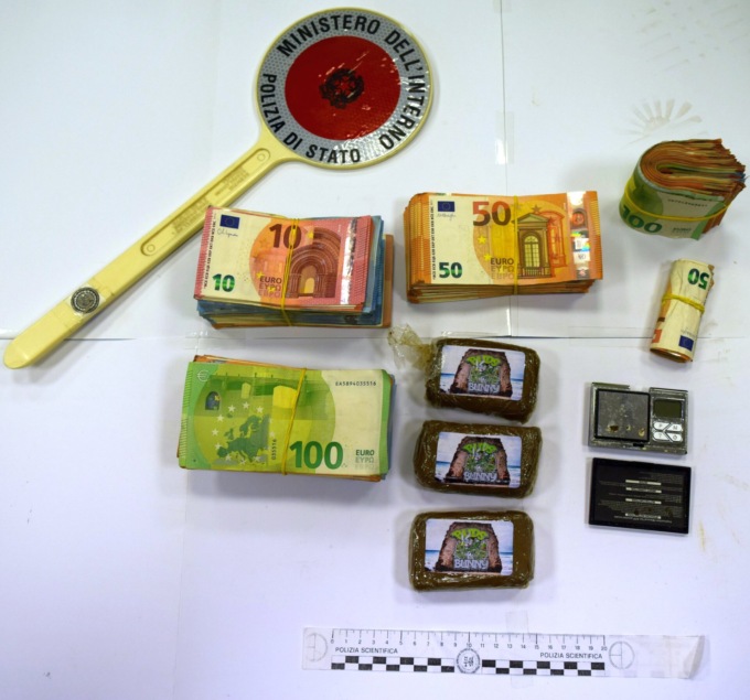 In camera da letto quasi tre etti di hashish e 36mila euro: arrestato giovane di Lodi