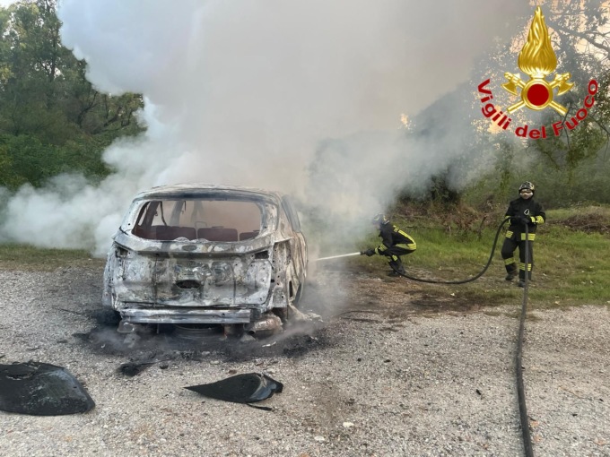 Incendio a Lodi sulle rive dell’Adda, divorata dalle fiamme un’auto parcheggiata