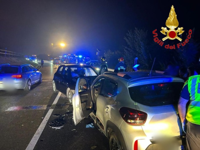Frontale tra due auto sulla via Emilia: tra i quattro feriti c’è anche un bimbo di 6 anni