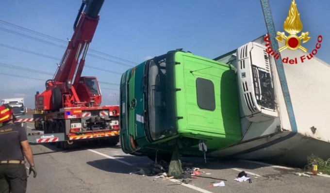 Camion che trasporta alimentari si ribalta sulla provinciale, autista in ospedale
