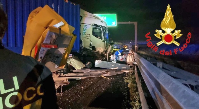 Schianto nella notte tra due camion: un 63enne in ospedale e A1 chiusa due ore