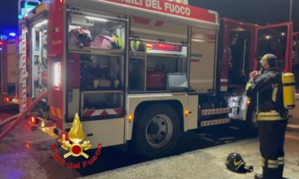 A fuoco rimessa per gli autobus a Villanova: indagini sulle origini del rogo