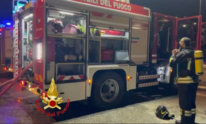 A fuoco rimessa per gli autobus a Villanova: indagini sulle origini del rogo