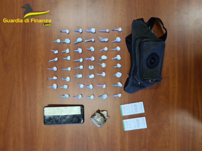 Fugge dal posto di blocco e scatta l’inseguimento: aveva con sé hashish e 46 dosi di cocaina