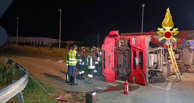 Ospedaletto, grosso tir si ribalta alla rotonda e blocca la strada verso il casello