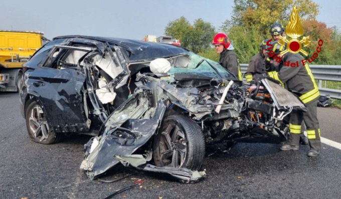Si ribalta lungo la A1, 43enne in ospedale in elisoccorso