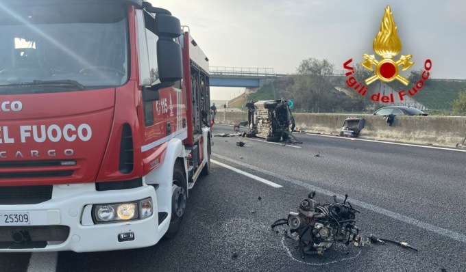 Auto ribaltata in A1: soccorsi due 20enni, uno incastrato nell’abitacolo