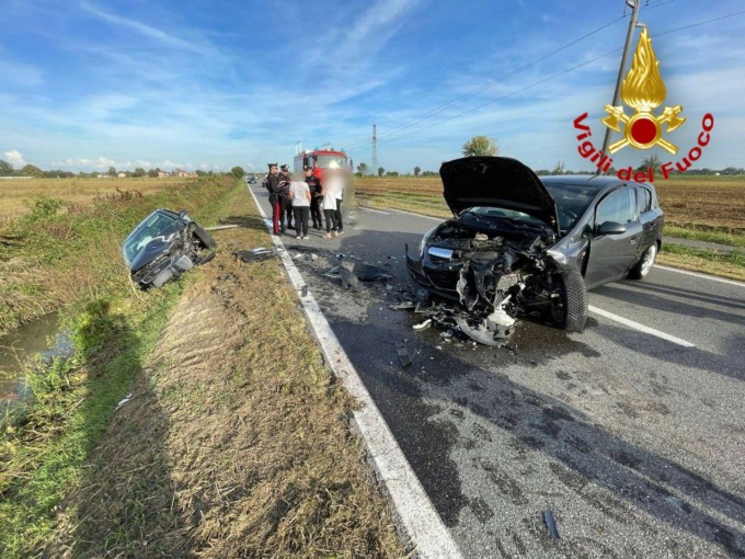 Scontro tra due auto nel Lodigiano, tre feriti tra cui un 81enne
