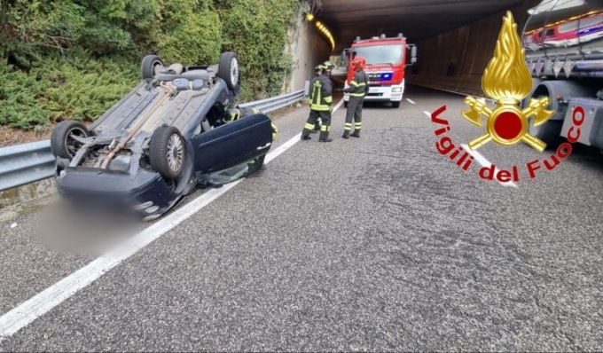 Auto ribaltata in Tangenziale a Lodi, ferito un 55enne