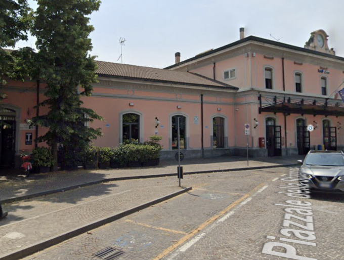 Giovane aggredito sul piazzale della stazione, criminali in fuga con le chiavi del suo scooter