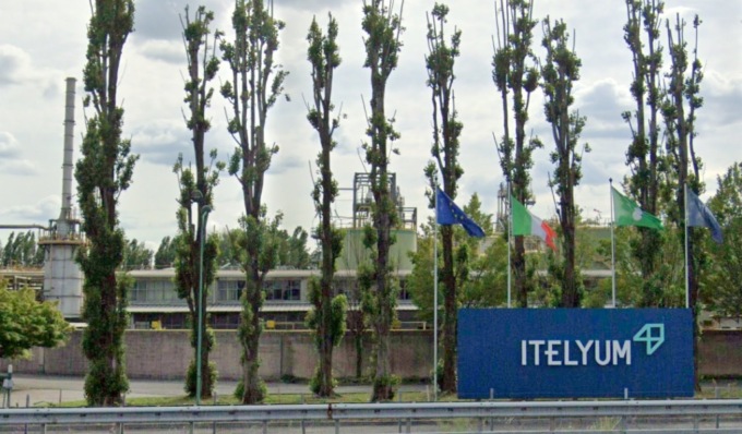 Investito da un getto di vapore, grave operaio 44enne