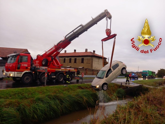 Sbandano e finiscono con l’auto nel fossato pieno d’acqua