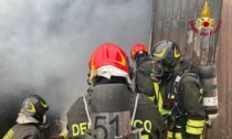 Il video del capannone andato a fuoco a Lodi, fiamme domate dai Vigili del Fuoco