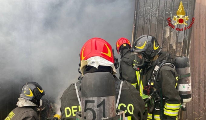 Il video del capannone andato a fuoco a Lodi, fiamme domate dai Vigili del Fuoco