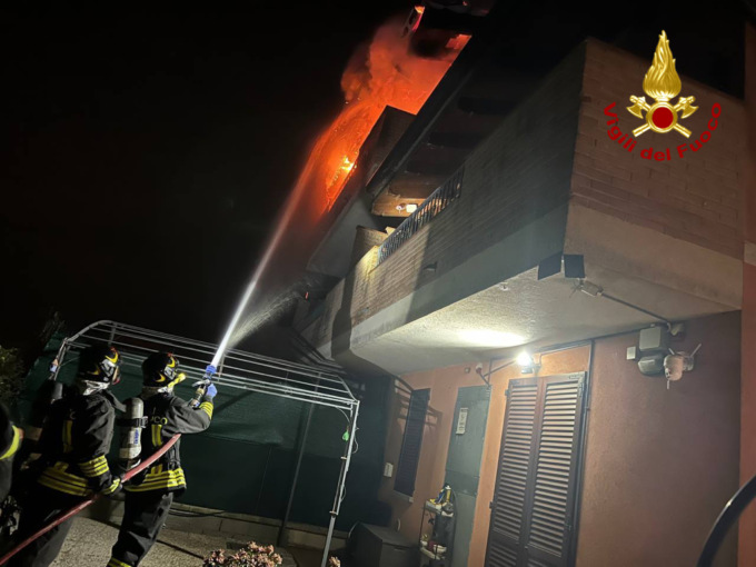 Rogo in una villetta disabitata: a rischio incendio anche le abitazioni vicine