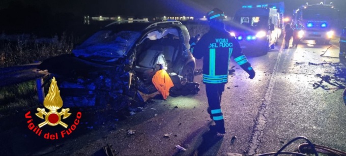 Violento frontale tra due auto a Pieve Fissiraga: 35enne rimane incastrato tra le lamiere