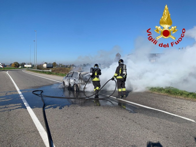 Attimi di paura nel Lodigiano per un’auto in fiamme sulla Paullese