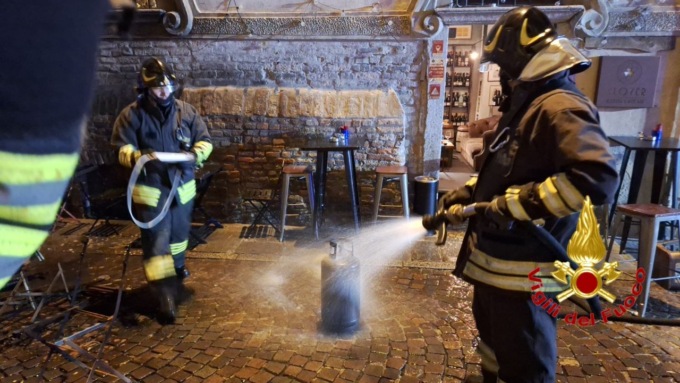 In fiamme il fungo esterno di un bar di Lodi, feriti tre ragazzi