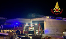 Furgone a fuoco in un capannone a Codogno: due persone portate al pronto soccorso