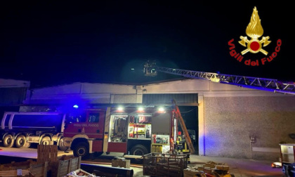 Furgone a fuoco in un capannone a Codogno: due persone portate al pronto soccorso