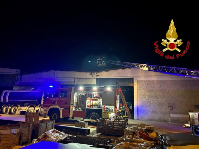 Furgone a fuoco in un capannone a Codogno: due persone portate al pronto soccorso