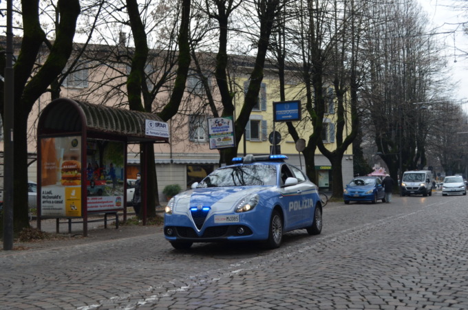 Finisce fuori strada con l’auto e viene soccorsa, dai controlli si scopre che è la ladra seriale degli ospedali