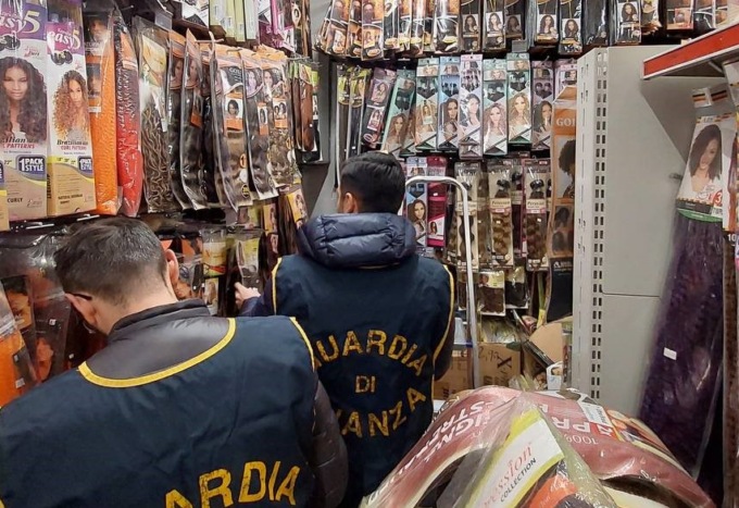 Extension e detergenti senza etichette, sequestrati prodotti da 60mila euro nel Lodigiano