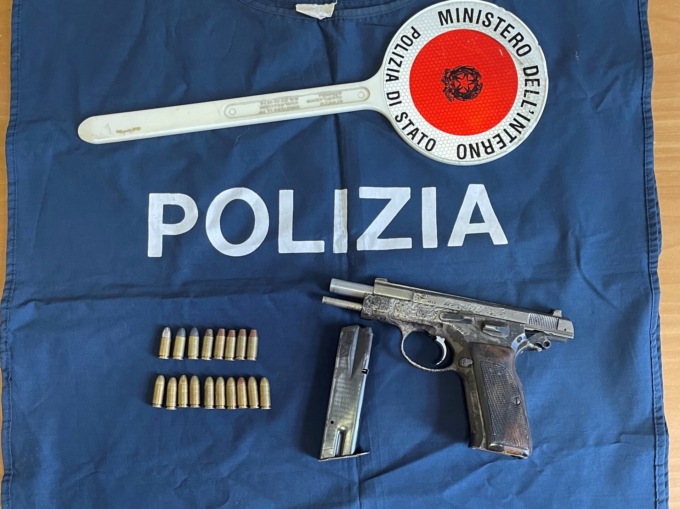 Rivoltella e munizioni nascosti in camera da letto: pregiudicato finisce in carcere
