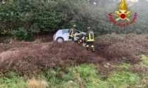 Auto esce di strada a Lodi e si ribalta sul fianco, ferito il conducente 51enne