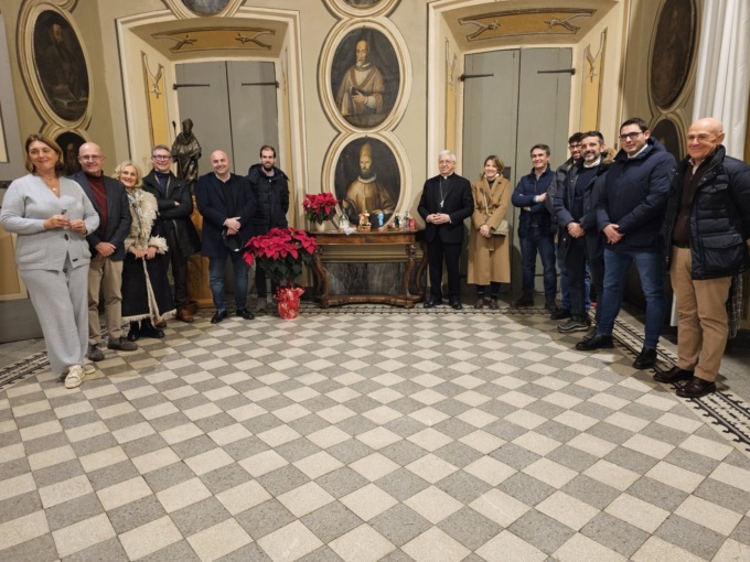 La statuina del saper fare attraverso le generazioni consegnata al vescovo di Lodi