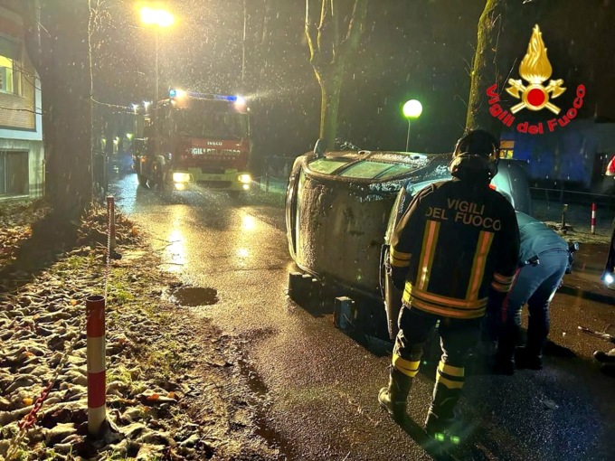 Nevischio e acqua in strada: automobile capotta in centro a Codogno