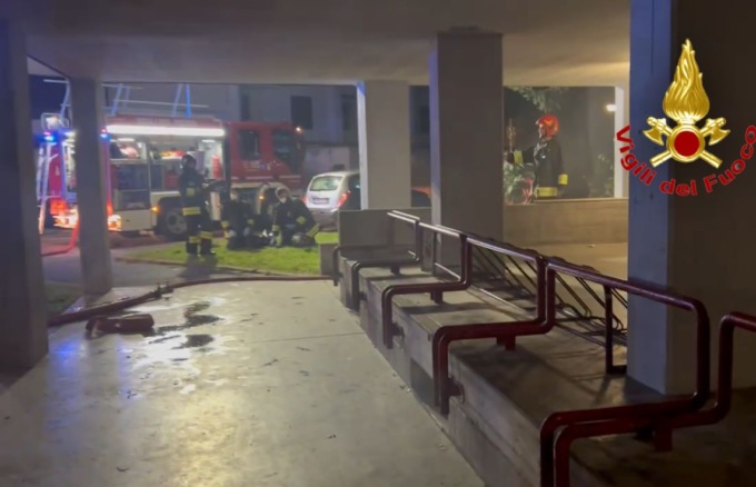 Fiamme nello scantinato di una palazzina, evacuati i residenti