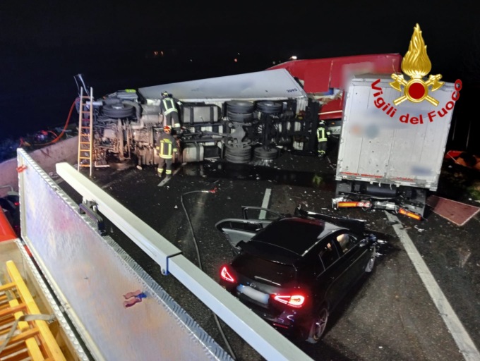 Tir si ribalta in mezzo all’A1, coinvolti nell’incidente un altro camion e un’auto: feriti in quattro