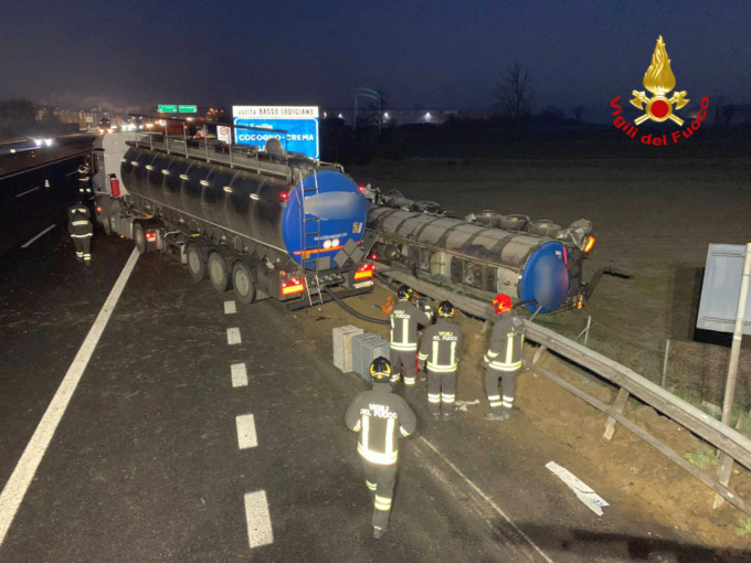 Autocisterna carica di gas metano capotta in A1: ancora code 15 ore dopo l’incidente