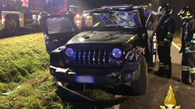 Perde il controllo della Jeep e si schianta contro un cartello fuori strada, 84enne in ospedale