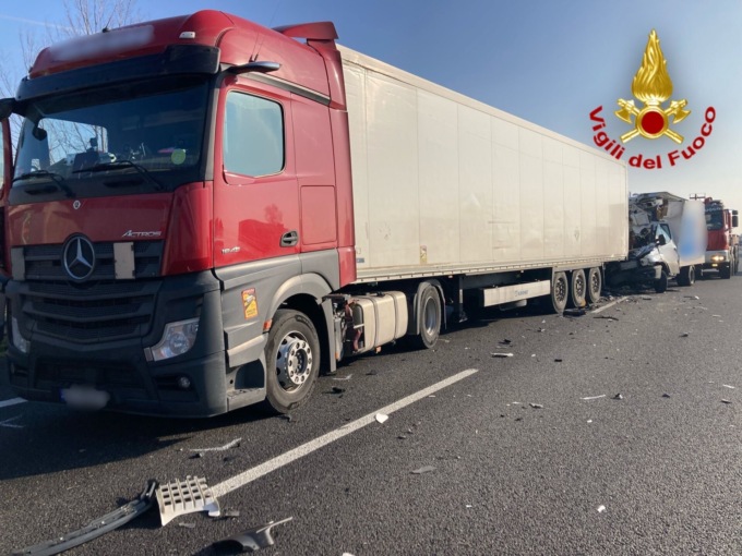 Schianto tra un tir e un furgoncino sull’A1, 35enne morto sul colpo