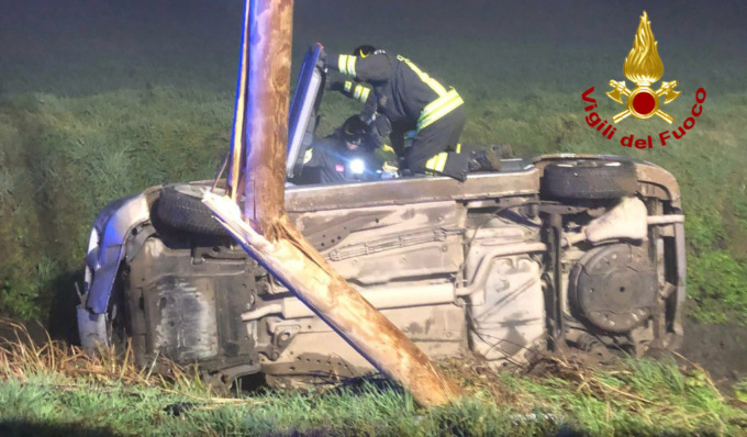 Perde il controllo dell’auto, abbatte un palo e si ribalta in un fosso a lato strada