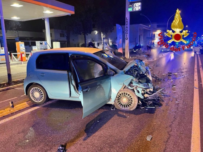Scontro tra due auto a Lodi davanti al benzinaio, 27enne e 55enne in ospedale